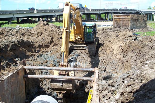 وزارة الكهرباء والماء، العقد – C3، مخطط توزيع المياه الصبية (المرحلة 1)، أنابيب حديد مطاوع ومجاري الكابلات من محطة توزيع المياه الصبية إلى محطة توزيع المياه المطلاع العالية (الكويت)